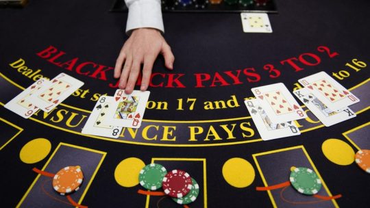 การเล่น Craps หรือ Blackjack ในคาสิโนเป็นอย่างไร?